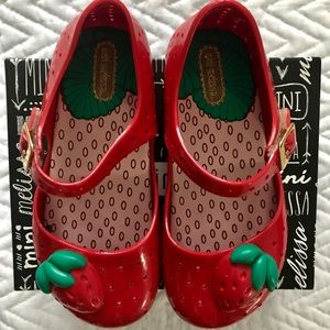 Mini Melissa Furadinha Strawberry shoes